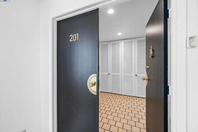 Photo - 695 Mariposa Ave