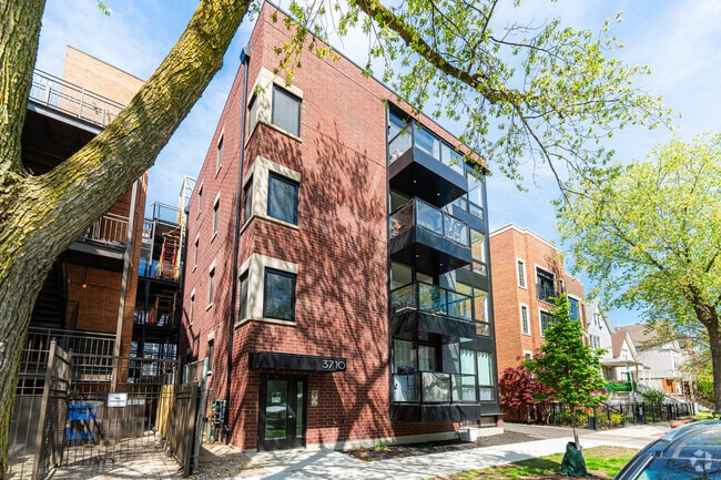 Building Photo - 3710 N Kenmore Ave Rental