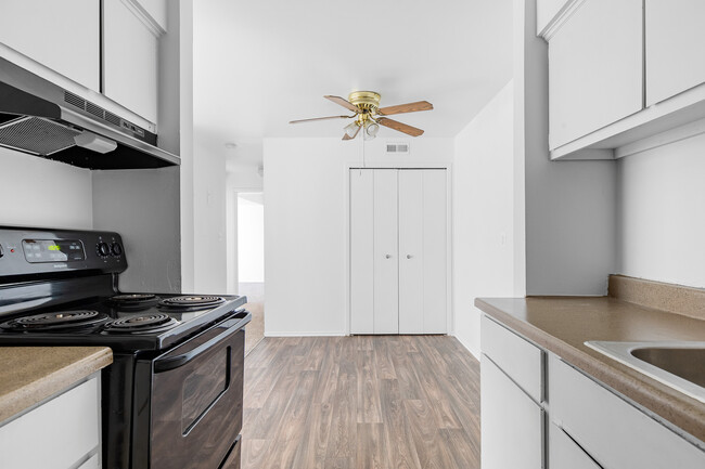 Traditional Kitchen -2/1 - Huntington on the Hill Apartments