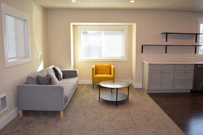 Partial furnishing available if needed. - 411 N 1st Ave Unidad A