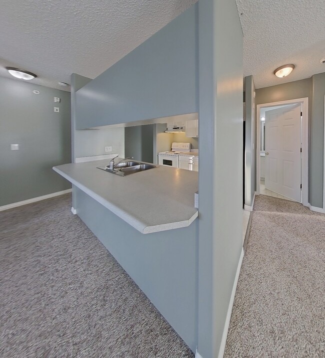 Photo - 9932-9100 100 Ave