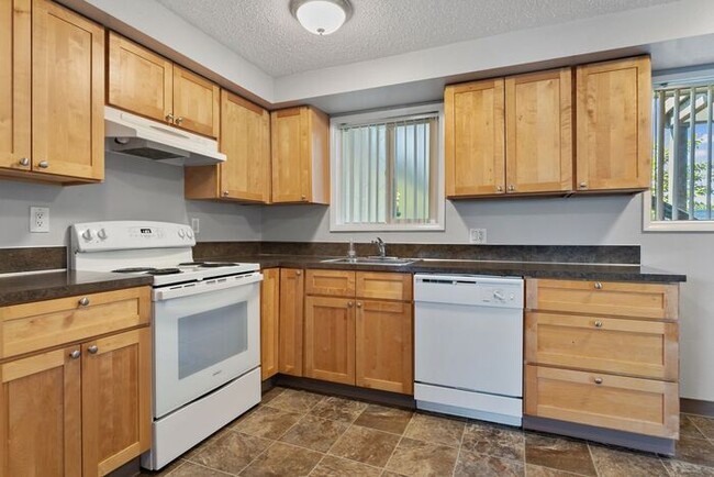 Building Photo - This 1 Bedroom Apt Home Can Be Yours. Appl...