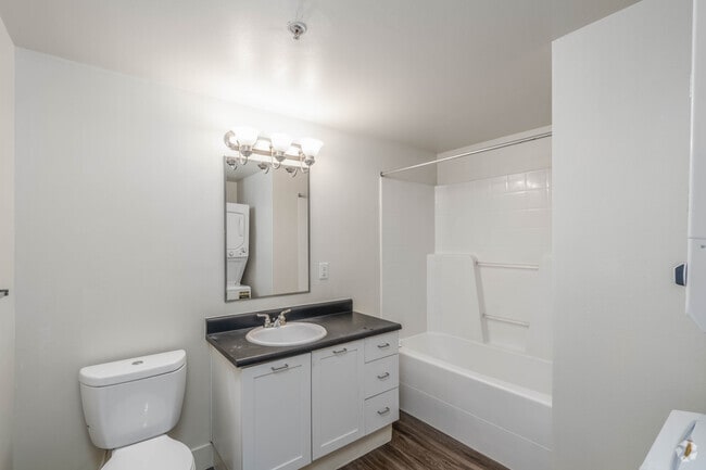 1BR, 1BA - 525SF - Bathroom