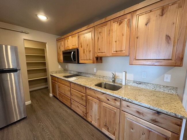 Photo - S202 Gemstone Properties - studio apartment *utilities included*