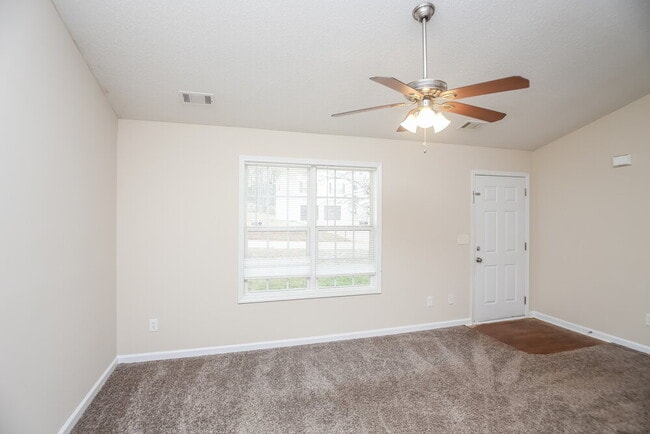 Photo - 43 Thorn Thicket Way