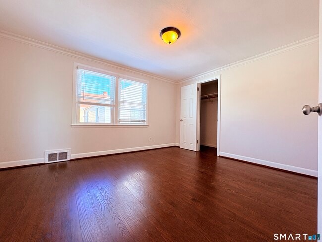 Photo - 387 Quaker Ln S