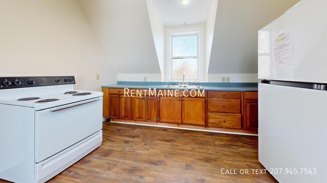 Building Photo - 3 Summer St Unit 3