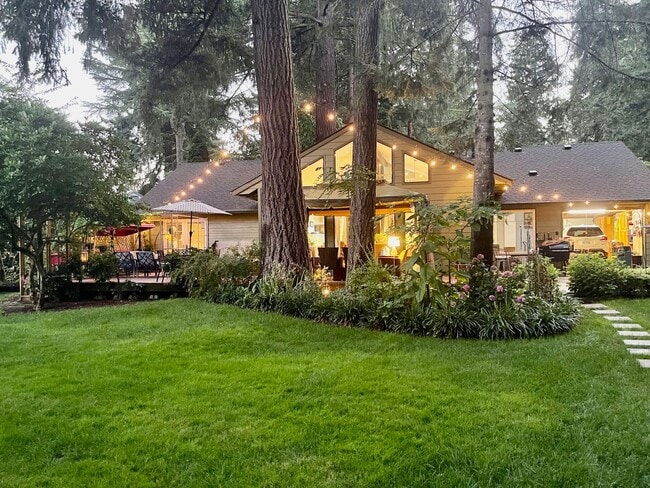 Building Photo - Tastefully Updated One Level Home with a B...