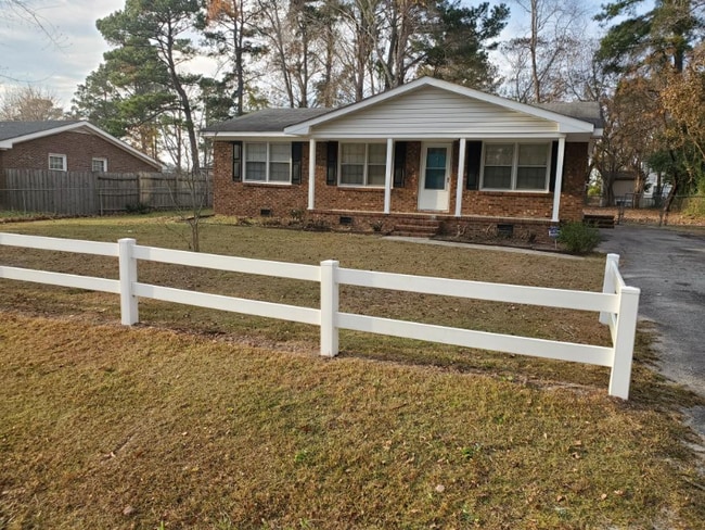 Building Photo - 220 Fairway Dr Rental