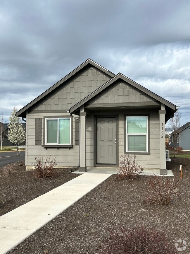 Building Photo - 2 Bedroom / 1 Bathroom Cottage is SW Redmond Rental