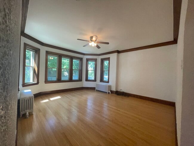 Living Room - Full - 5655 W Ainslie St Unit 1