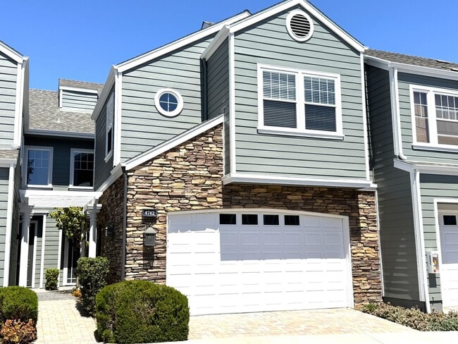 Building Photo - Gorgeous Rarely Available Bayshore Townhome- Just in Time for Summer!