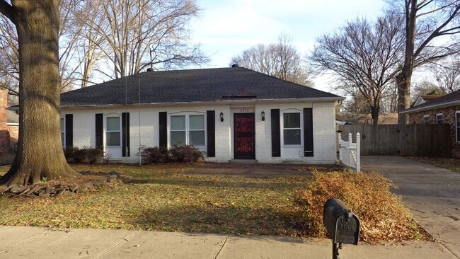 Building Photo - Move In Ready! Gated Parking! Large Fence ... Rental