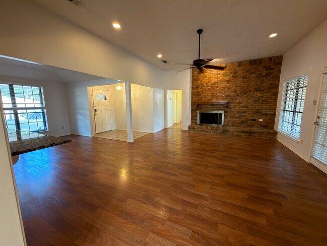 Photo - 520 Sumac Pl