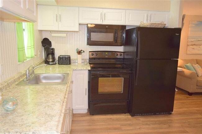 Photo - 140 W Cowles St