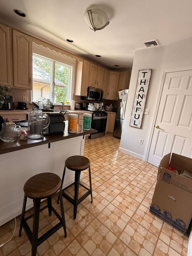 Photo - Beautiful, Spacious 2.5 bed in Brighton w/ Parking and Private Laundry!