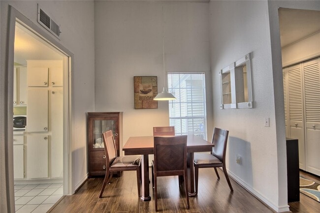 Building Photo - 9809 Richmond Ave. Unit C16