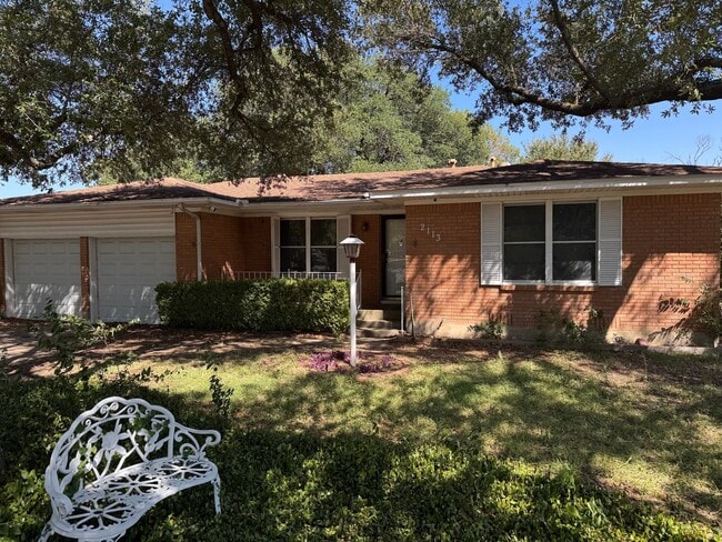 Building Photo - 2113 La Porte Dr