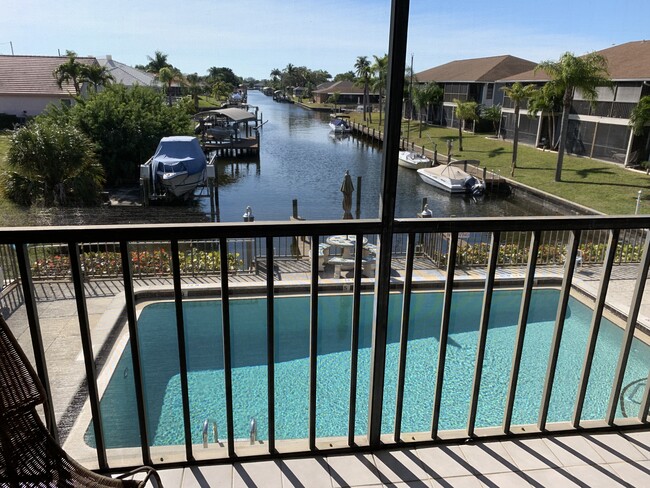 Overlooking Canal - 808 Cape Coral Pky W Condominio Unidad 203