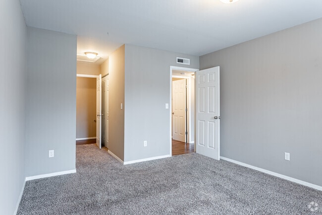 2BR, 1.5BA - 840 SF