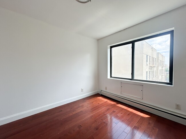 Building Photo - 2120 Daly Ave Rental