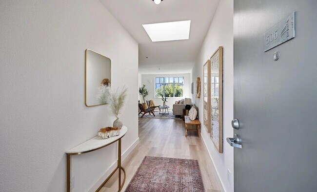 Building Photo - "Chic 1-Bedroom Retreat in Oakland with Ha... Rental