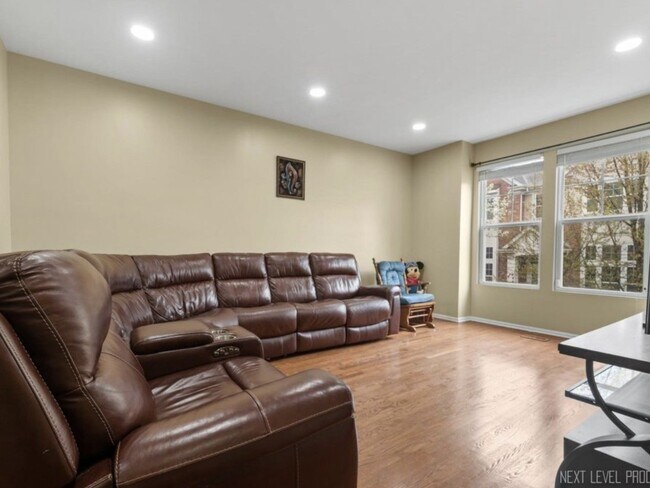 Photo - 508 Grosvenor Ln