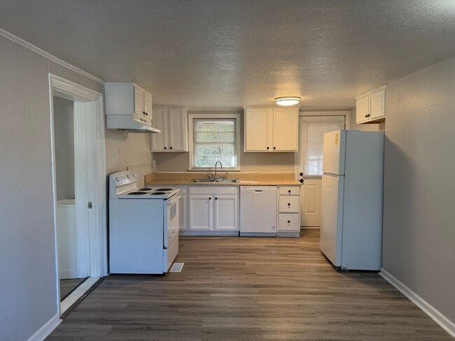 Photo - 132 Heather Ln NW