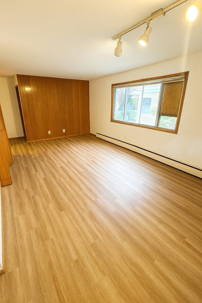 Photo - Lake Point Drive Apartments