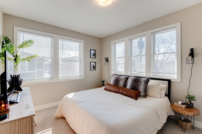 Photo - 140 Dale St N