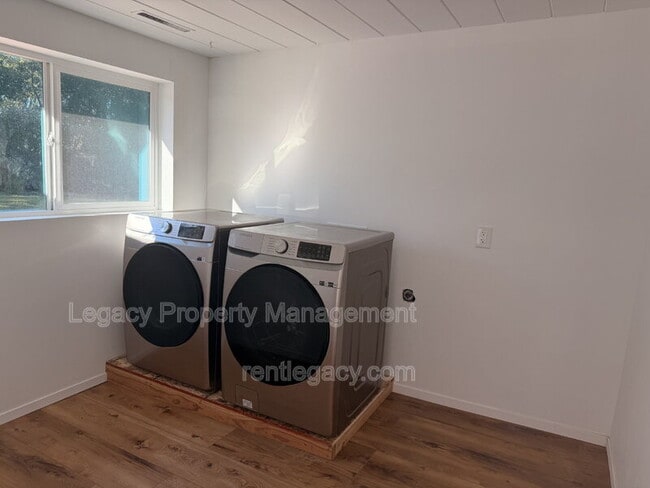 Photo - 1249 Davis Ave