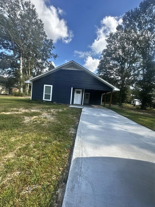 Building Photo - Quiet Country Living