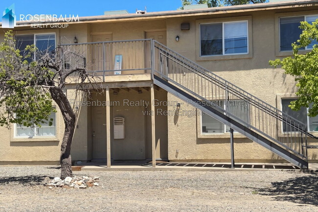Building Photo - 802 2nd St Unit 22
