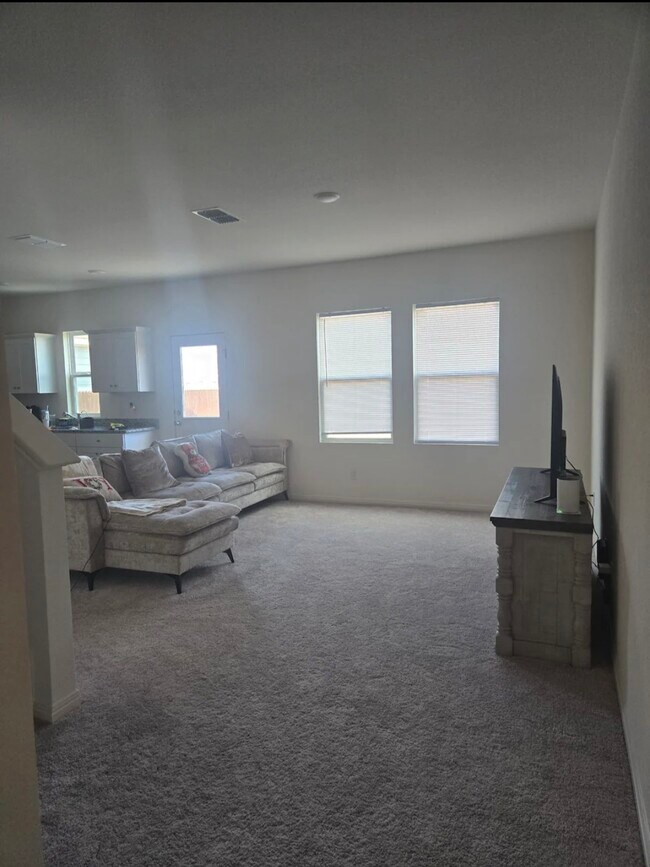 Photo - 998 Delta Cres