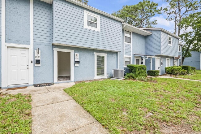 "Charming 2-Bedroom Townhouse Retreat with... - "Charming 2-Bedroom Townhouse Retreat with...