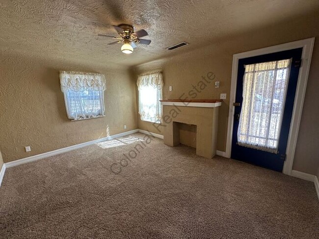 Cozy 2 Bed 1 bath house with detached garage and central Heat and air and washer/dryer hookups in...