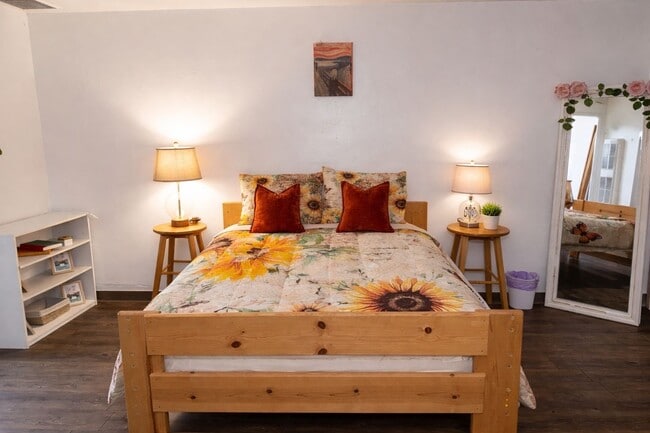 Building Photo - 2811-dracena 1/2 Dracena St