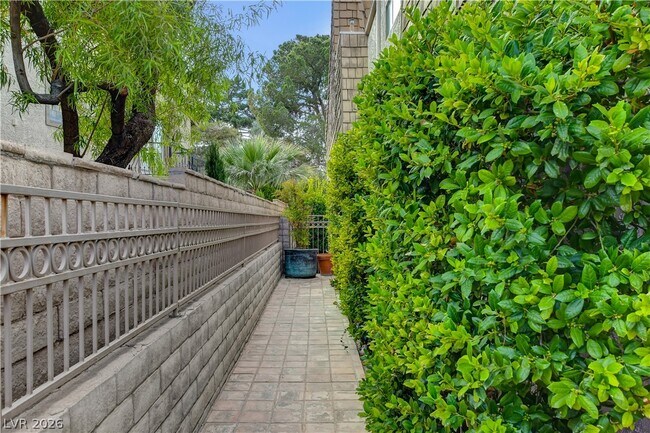 3223 Pinehurst Dr