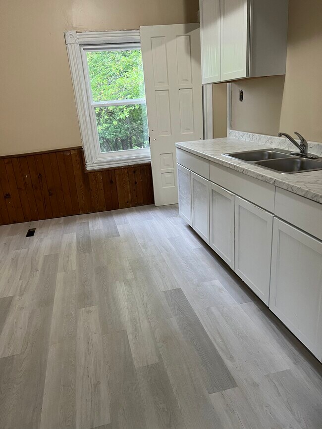 Photo - 135 W 1st St Unidad 2