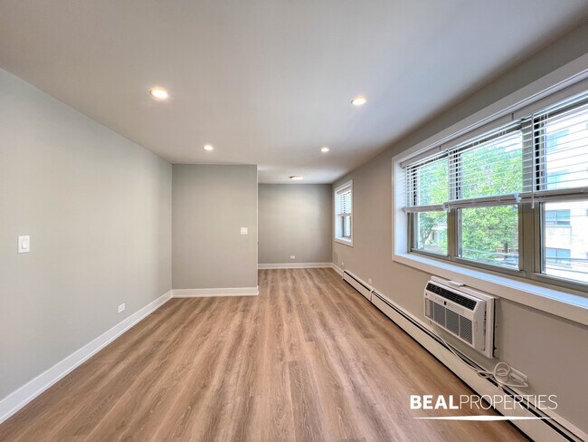 Building Photo - 452 W Oakdale Ave Unit Studio Rental