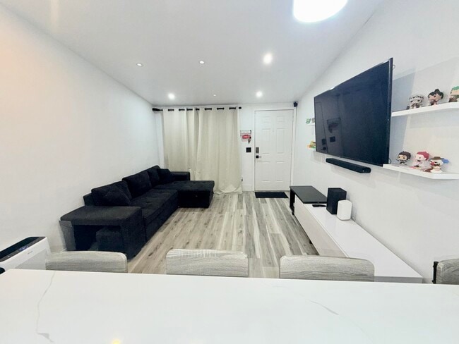 Building Photo - 7164 Southgate Blvd Unit 7164