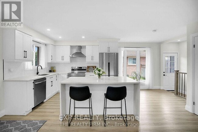 Photo - 270 Highview Crescent