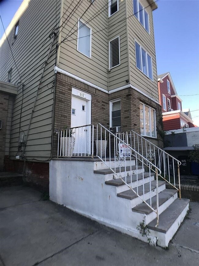 Building Photo - 615 12th St Unit 1