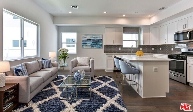 Building Photo - 3946 S Budlong Ave Unit 1/2