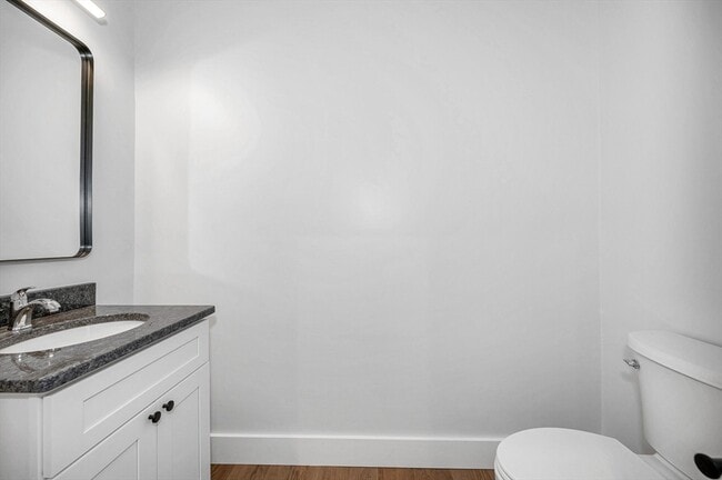 Photo - 241 W 6th St Unidad 118