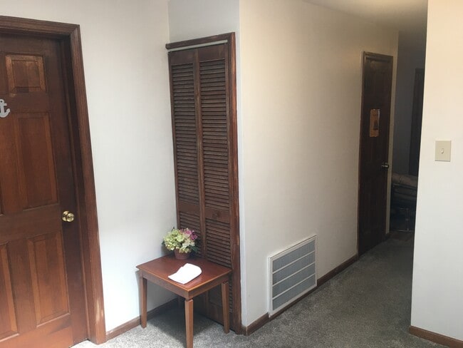 Building Photo - 911 Carpenter S St Unit 2F