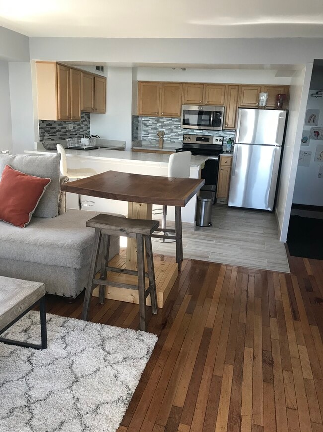 Building Photo - 6030 N Sheridan Rd Unit 1910