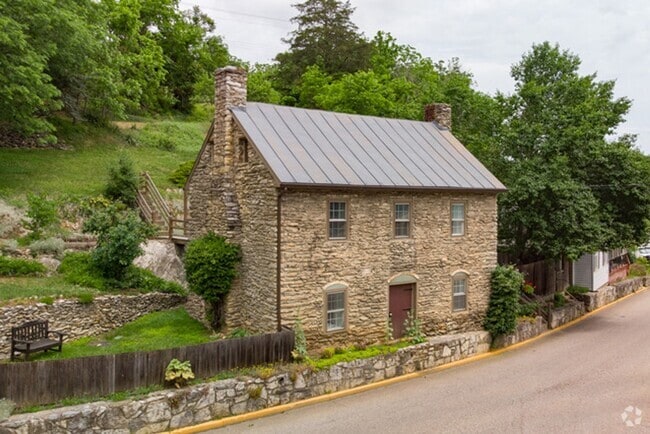 Building Photo - Great in town location (more pictures coming) Rental