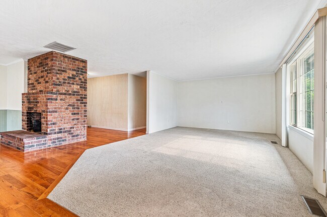 Photo - 475 Sutter Ave