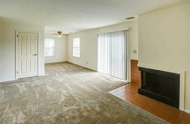 Apartment Living Room at Williamsburg on the Lake - Williamsburg Valparaiso